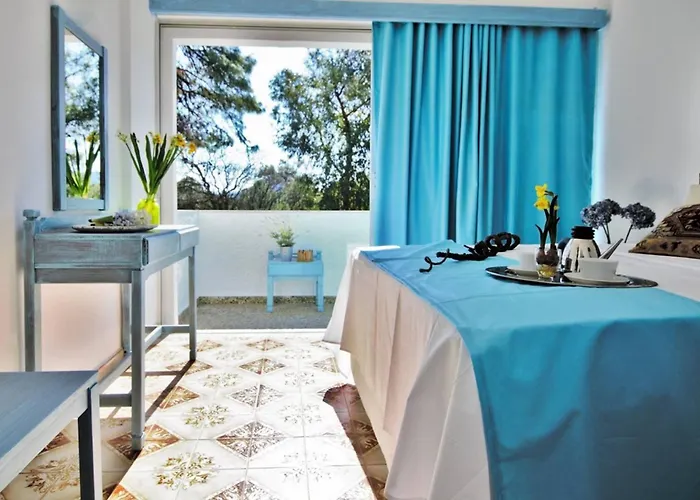 Pine Trees Art Hotel