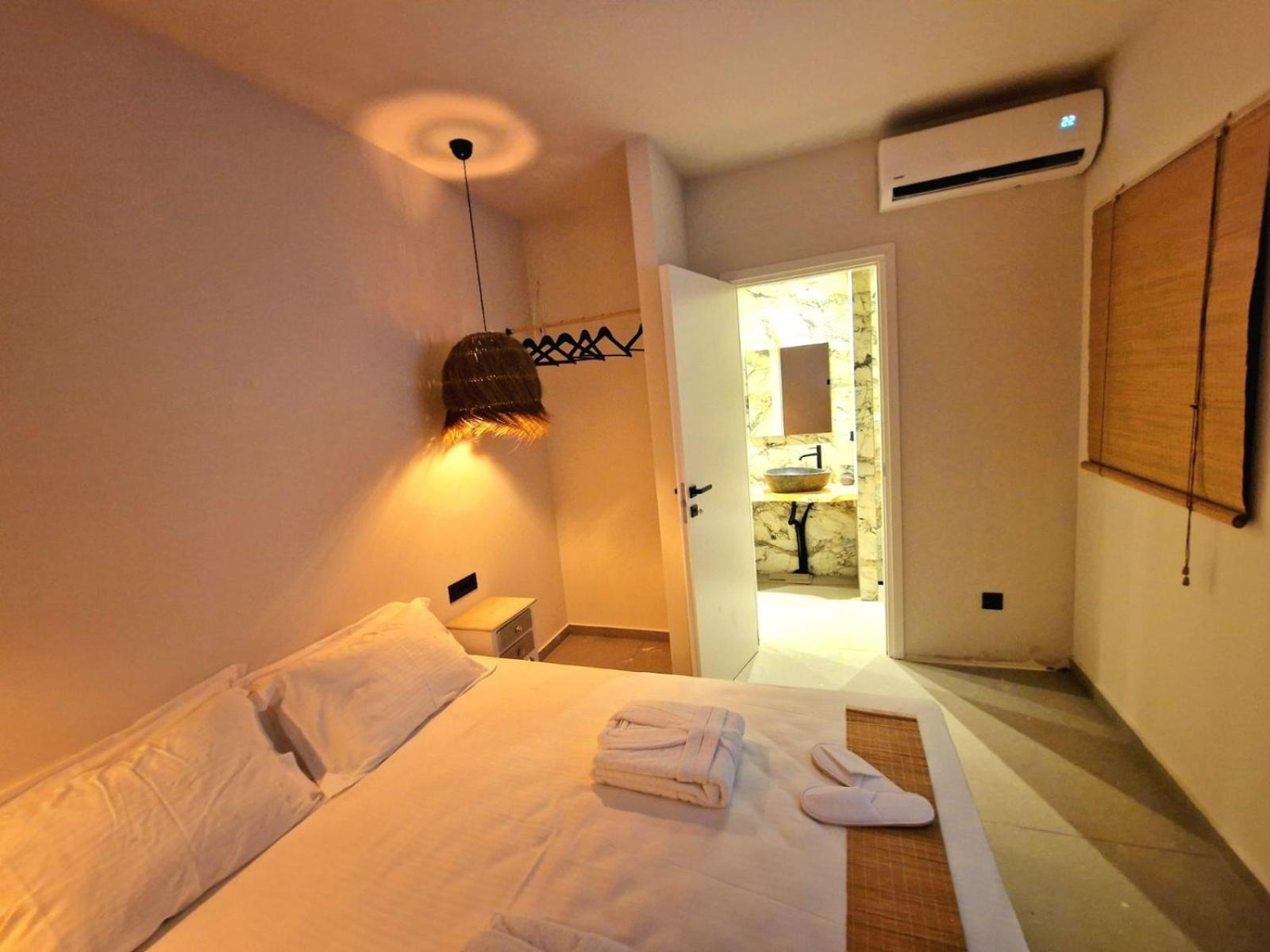 Apart Otel Pine Trees Art