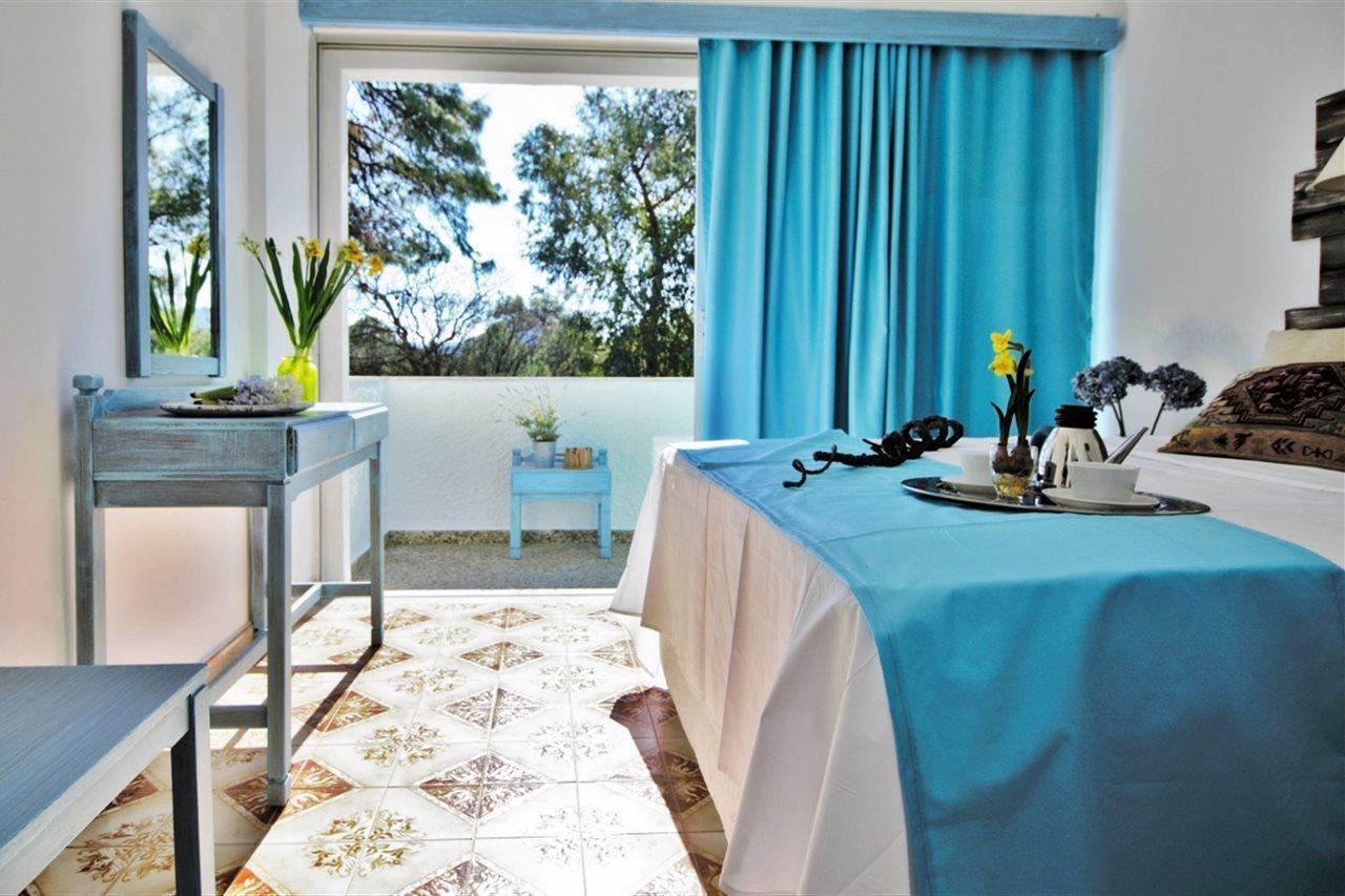 Apart Otel Pine Trees Art